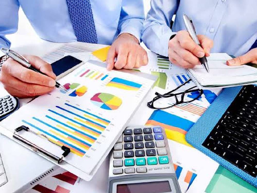 Advisors in discussion